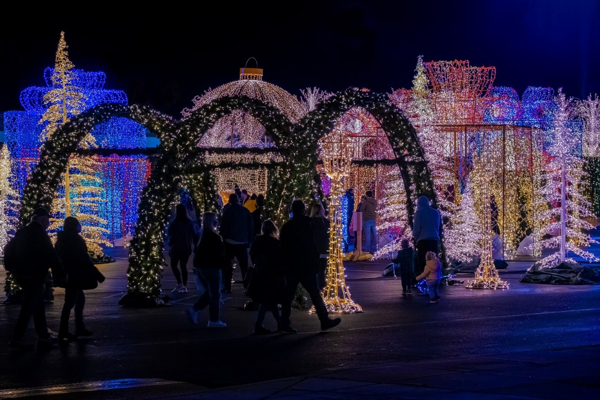 Tinseltown Holiday Spectacular announces photo ops with Gritty, dog
